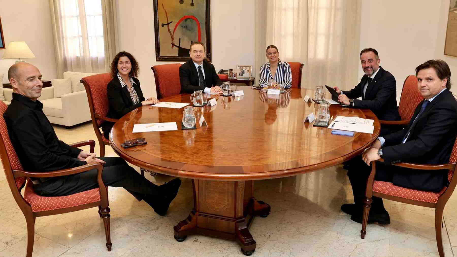 La presidenta Prohens y el conseller Mateo con los representantes de los promotores de Baleares.