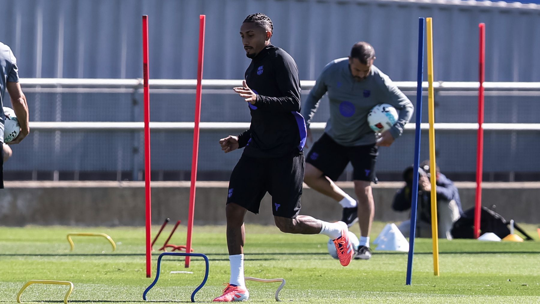 Raphinha, durante un entrenamiento con el Barcelona. (EP)