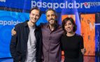 Manu Pascual, Roberto Leal y Rosa Rodríguez en el plató de 'Pasapalabra' (Atresmedia).