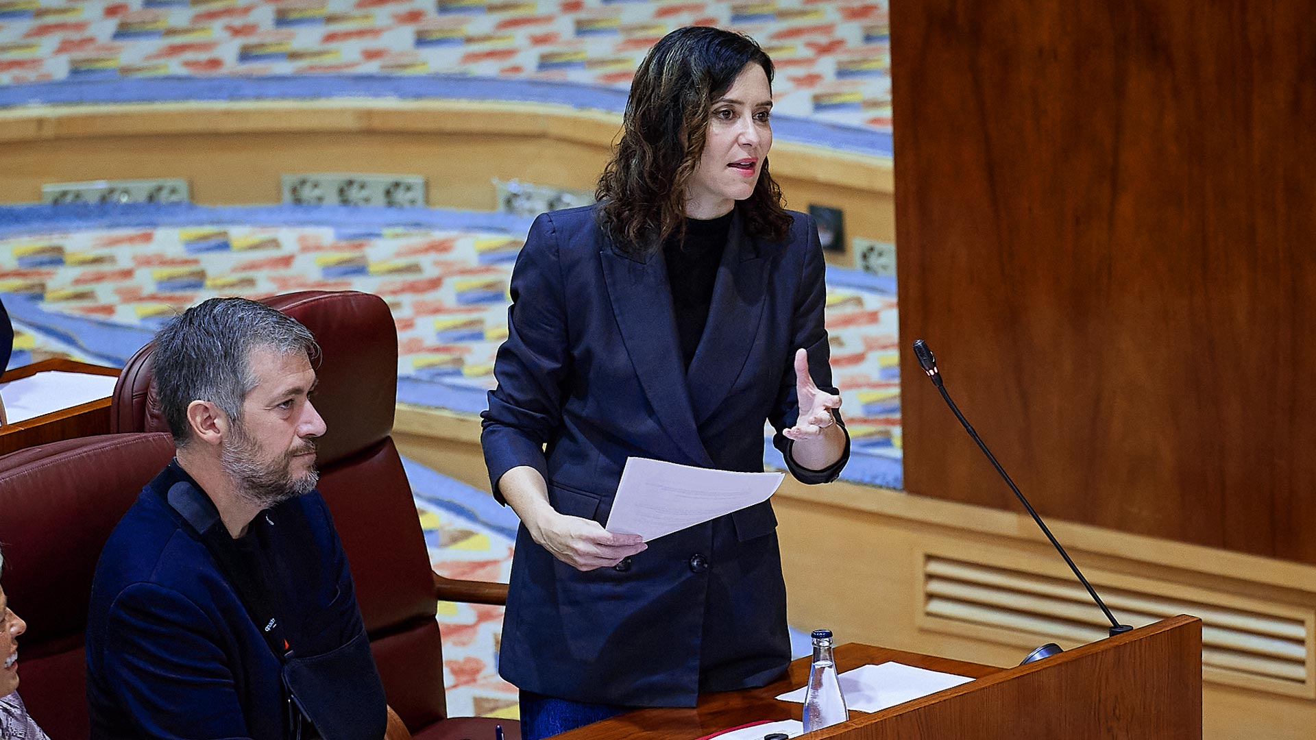 Ayuso contraataca y propone una placa en La Moncloa que diga: «Aquí escondían al hermano de Sánchez»