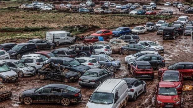 Coches afectados por la DANA amontonados en una parcela. (Foto: Europa Press).