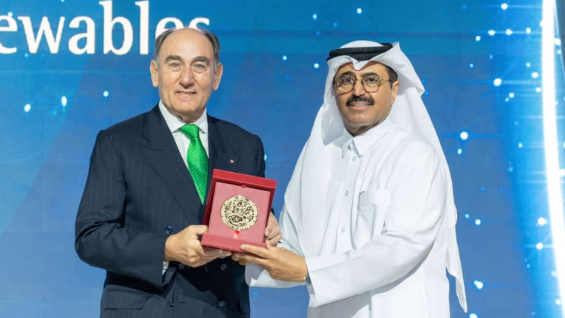 El presidente de Iberdrola, Ignacio Galán, recibe el reconocimiento de manos de exvice primer ministro Abdullah Bin Hamad Al-Attiyah.