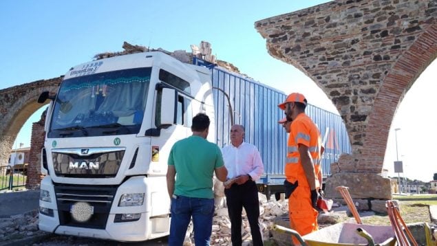 Un camión destroza un acueducto histórico de Algeciras.