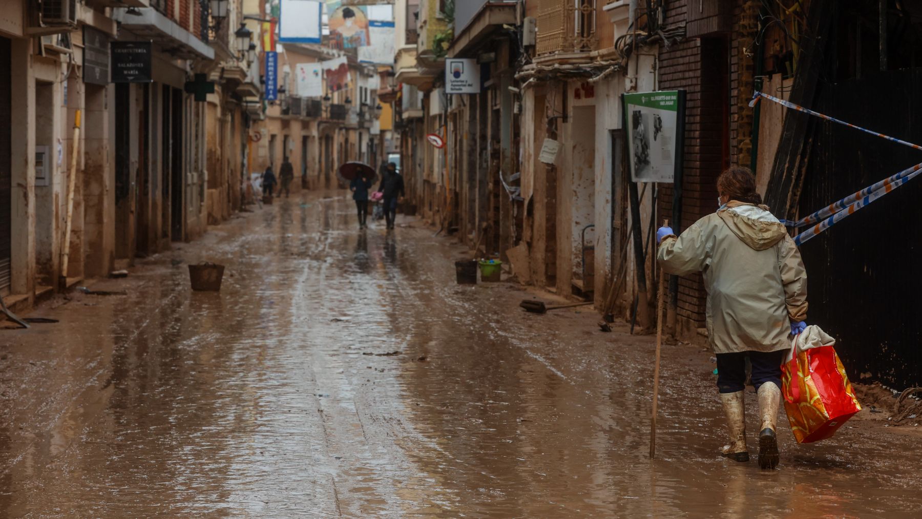 Una mujer paseando en Paiporta, Valencia, en una de las zonas afectadas por la DANA. (Foto: Europa Press).