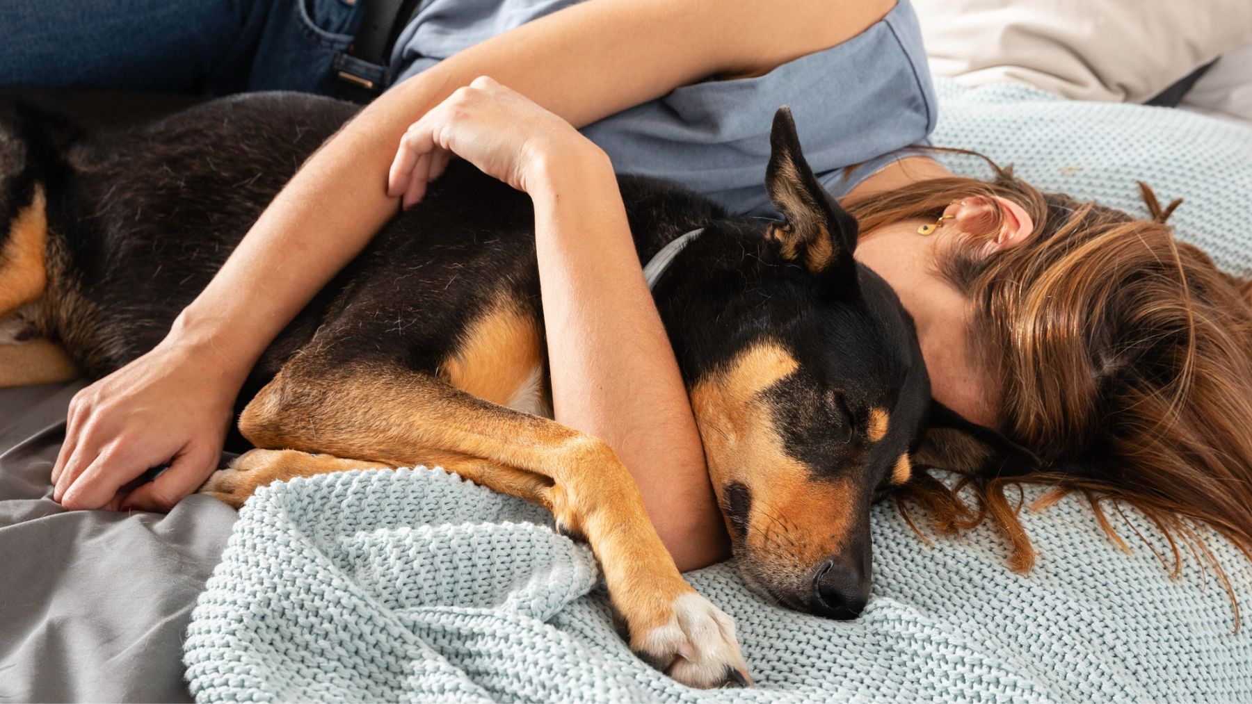 Un perro con su dueña. Foto: Freepik