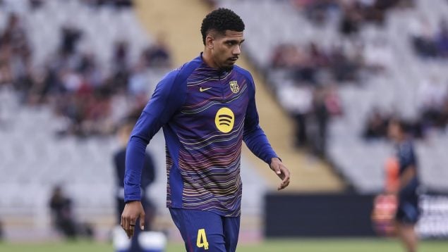Ronald Araujo, en un partido con el FC Barcelona, defiende a Lamine. (Europa Press)