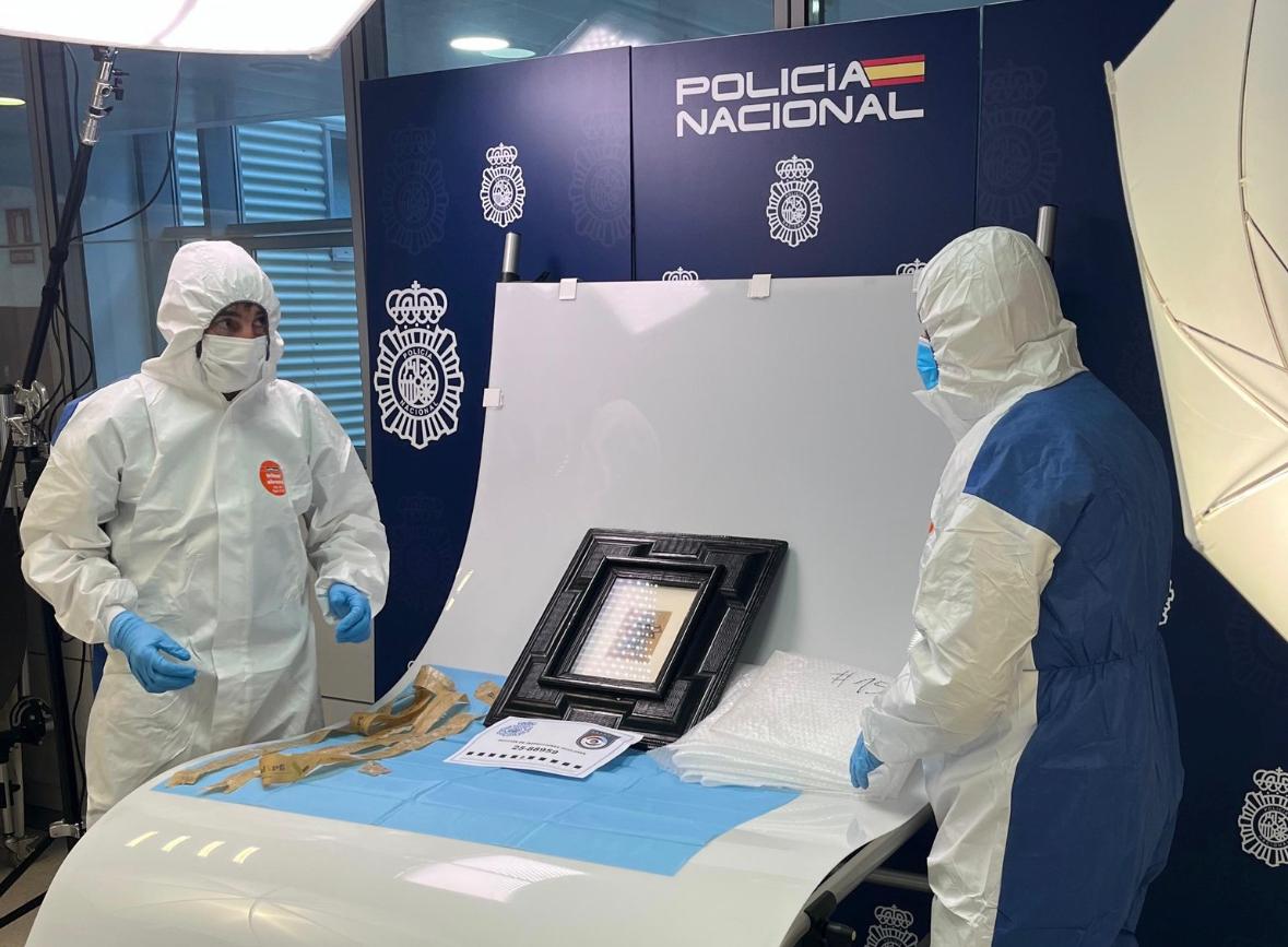La Policía analizando el cuadro de Picasso recuperado.