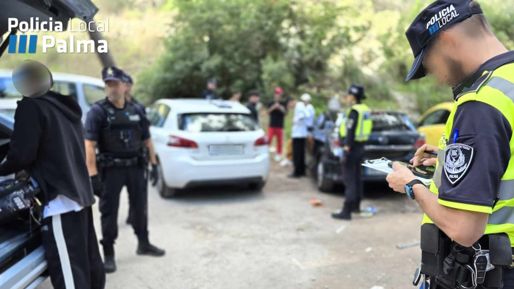 Un agente de la Policía Local realiza el atestado del turismo intervenido.