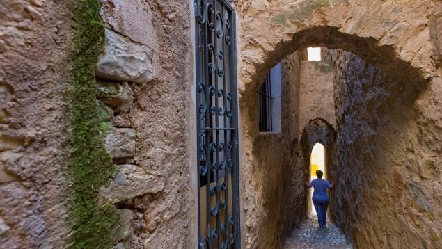La calle más estrecha de Cataluña está en este pueblo de Tarragona: apenas unos centímetros