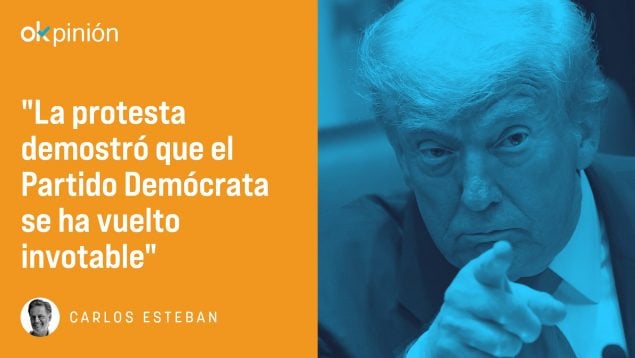 El rey Donald I se ríe de los manifestantes demócratas… con razón