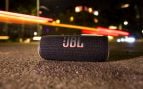 Pequeñito, pero matón: el altavoz portátil JBL Flip 6 hunde su precio a 36 €