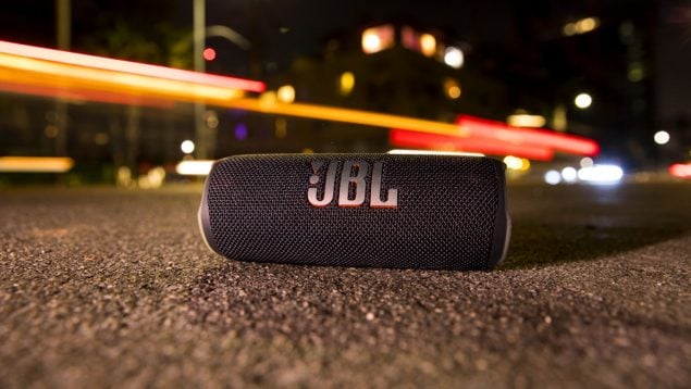 Pequeñito, pero matón: el altavoz portátil JBL Flip 6 hunde su precio a 36 €