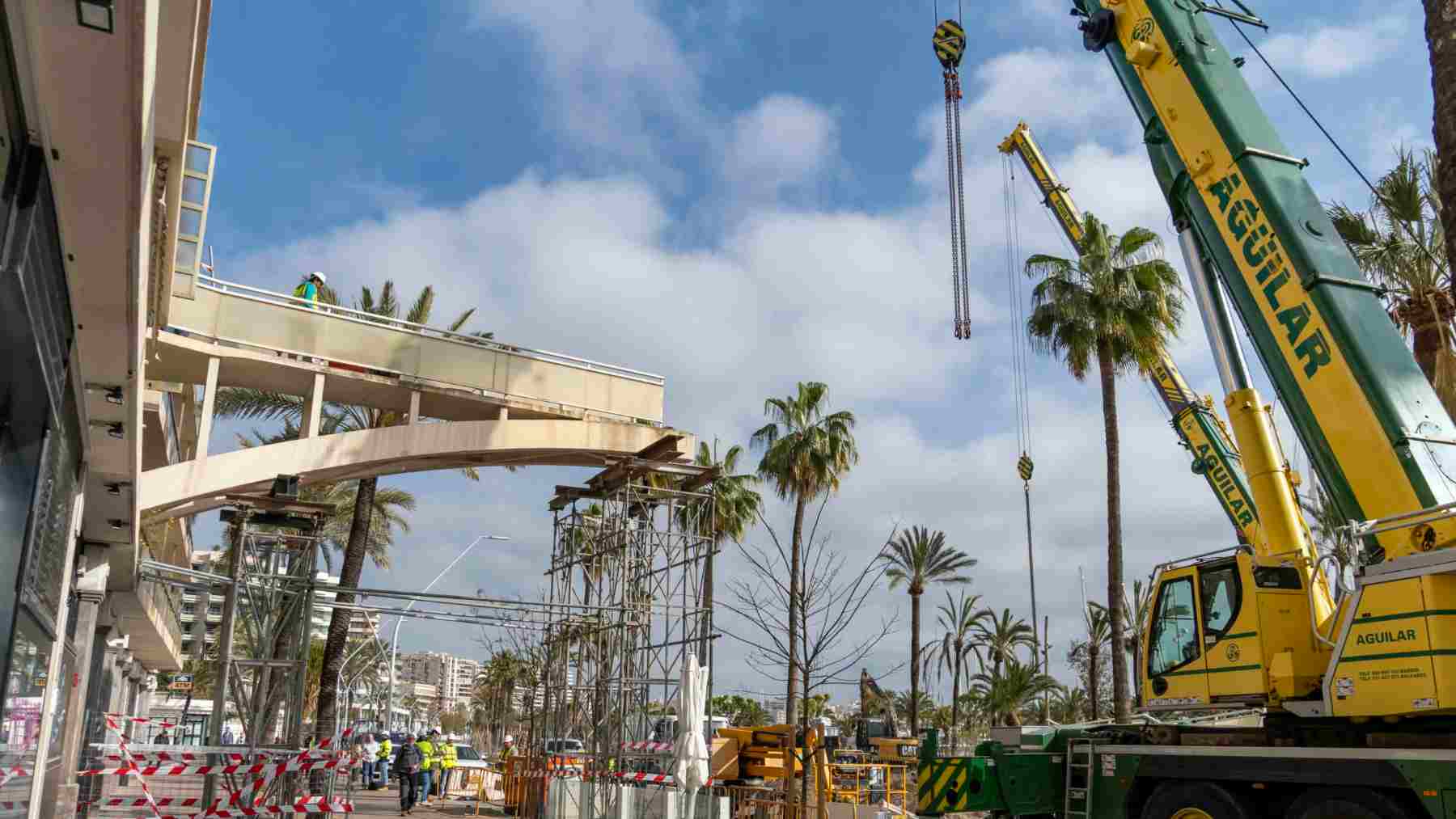 Imagen de los restos de la pasarela del Paseo Marítimo de Palma que será retirada este martes.