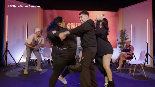 Pelea entre Marrash y La Falete en 'El Show de los Gemelos' (YouTube).