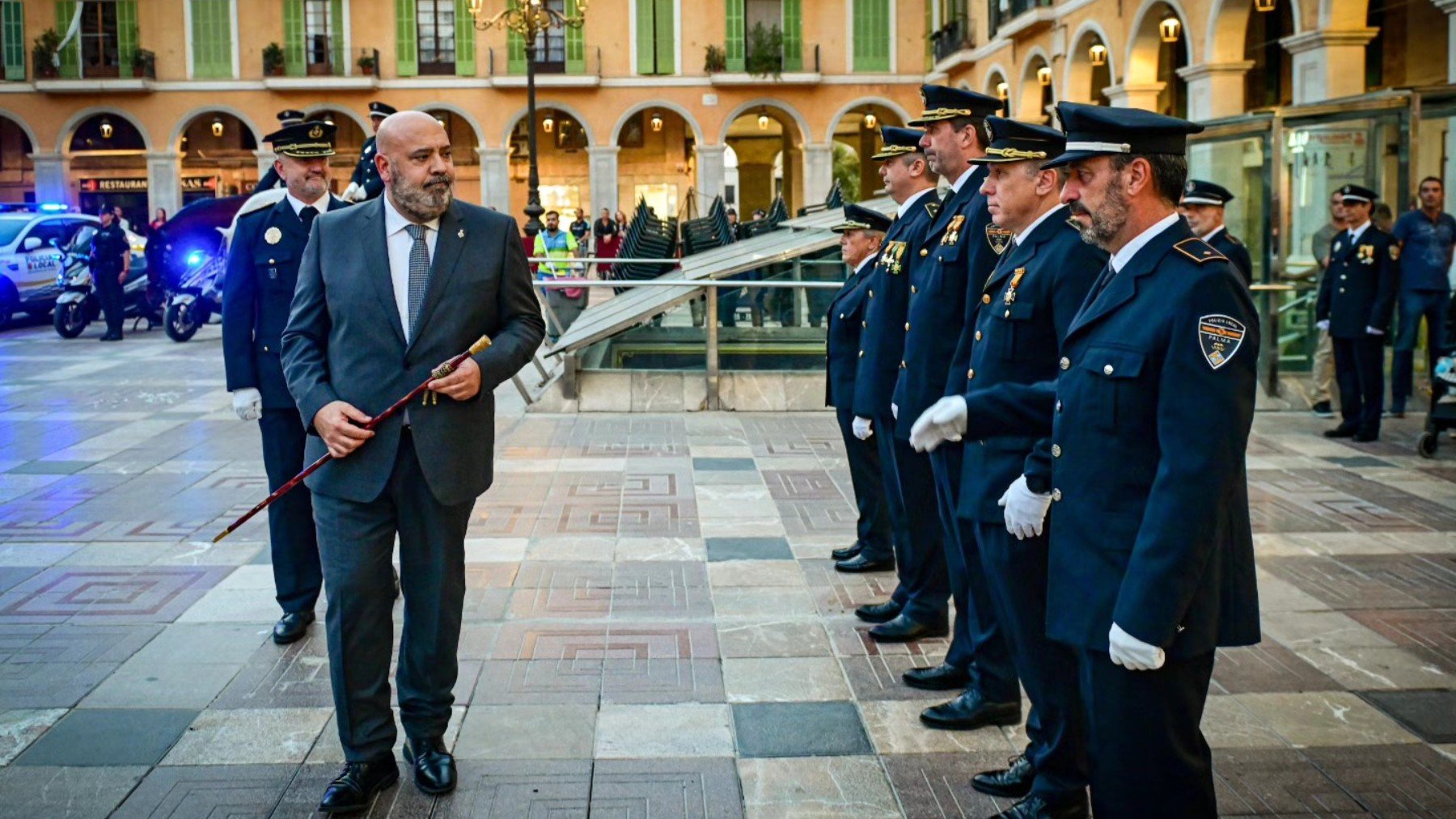 El alcalde de Palma, Jaime Martínez, pasa revista a la formación.