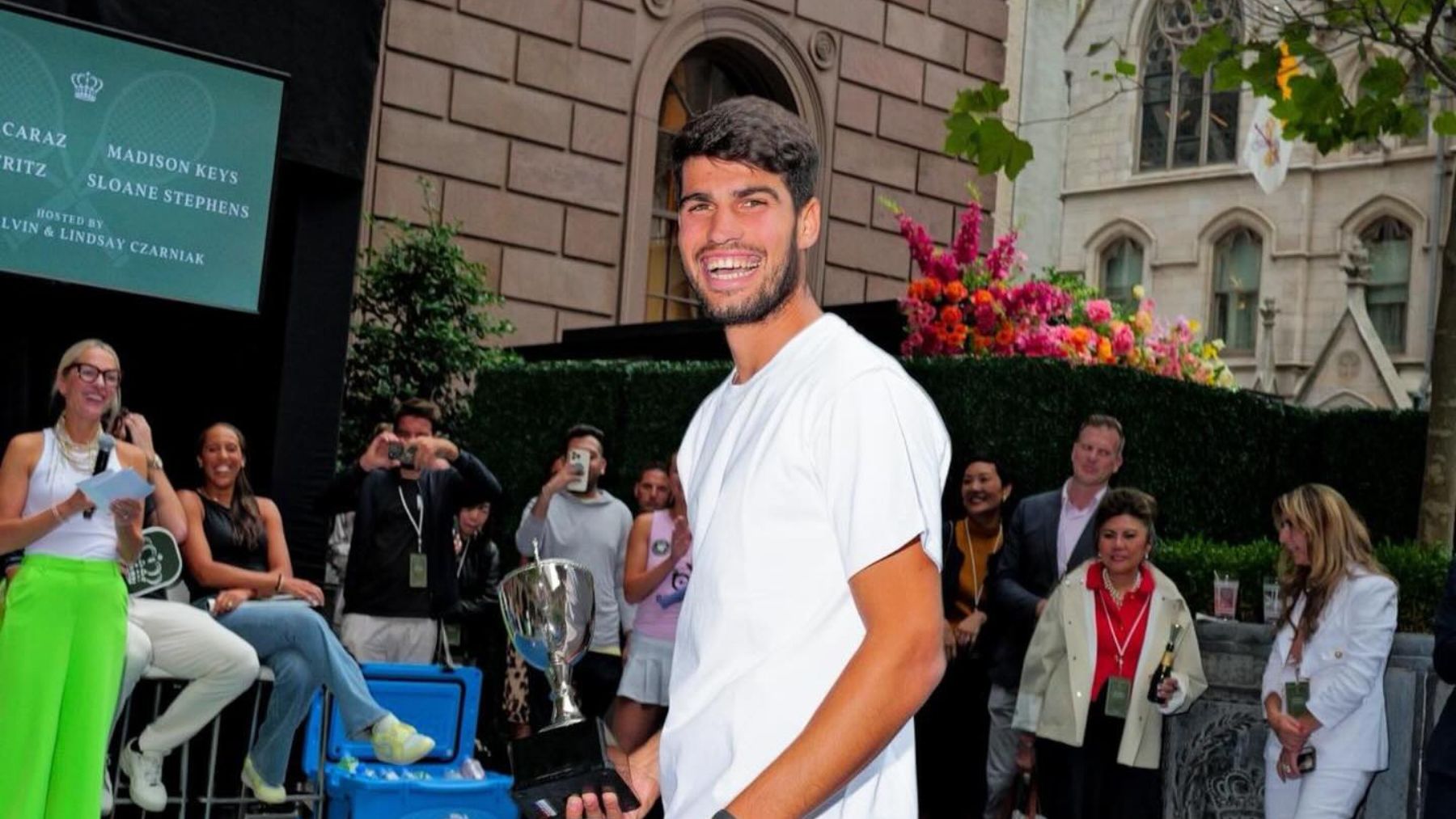 Carlos Alcaraz, sonriente en un acto.