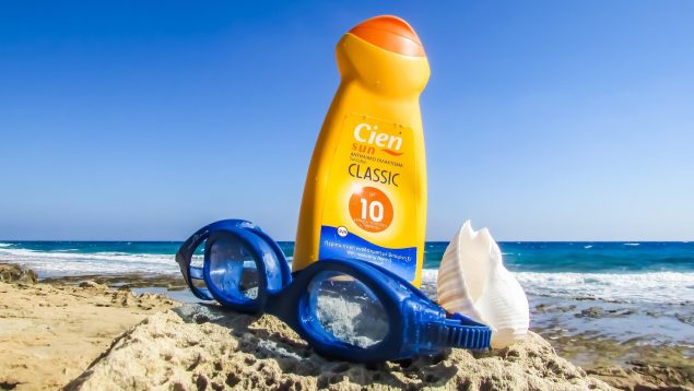 Impacto de las cremas solares en el mar, daño crema solar al océano, contaminación por protección solar, filtros ultravioleta y medioambiente, drones y cambio climático, proteger las playas de cremas solares.