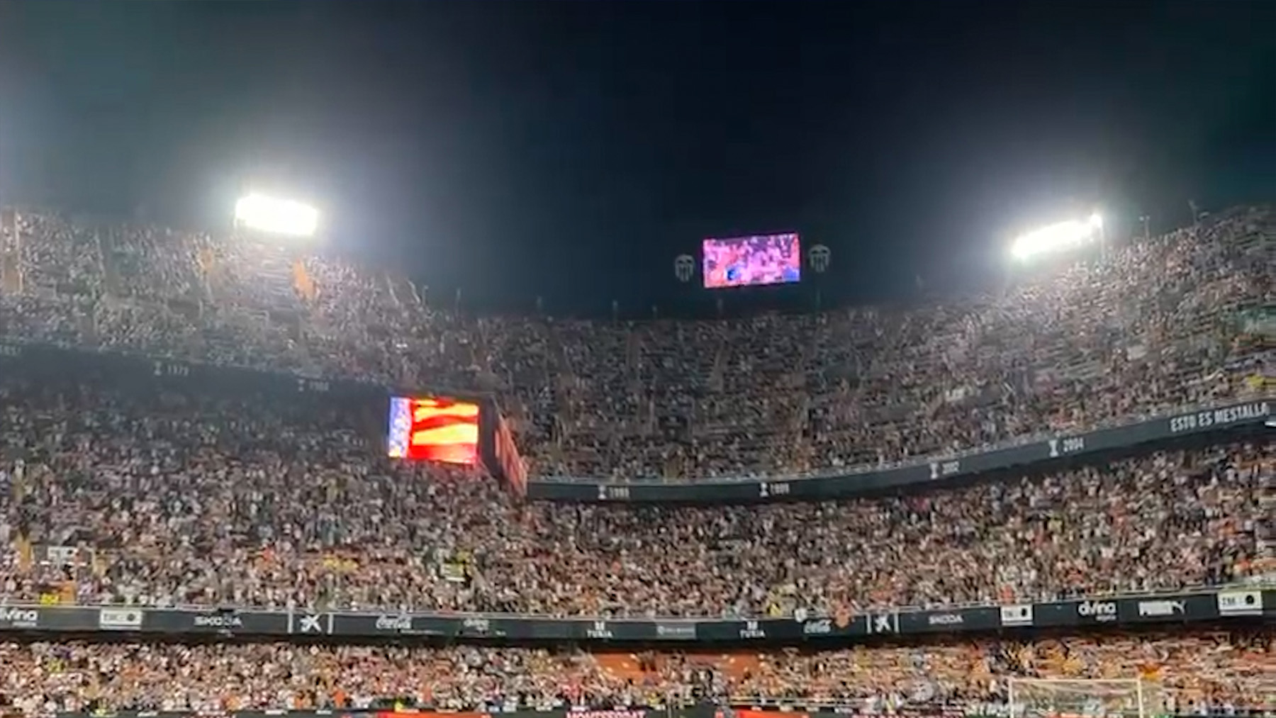 El Valencia rinde un emotivo homenaje a las víctimas de la DANA ante el Villarreal