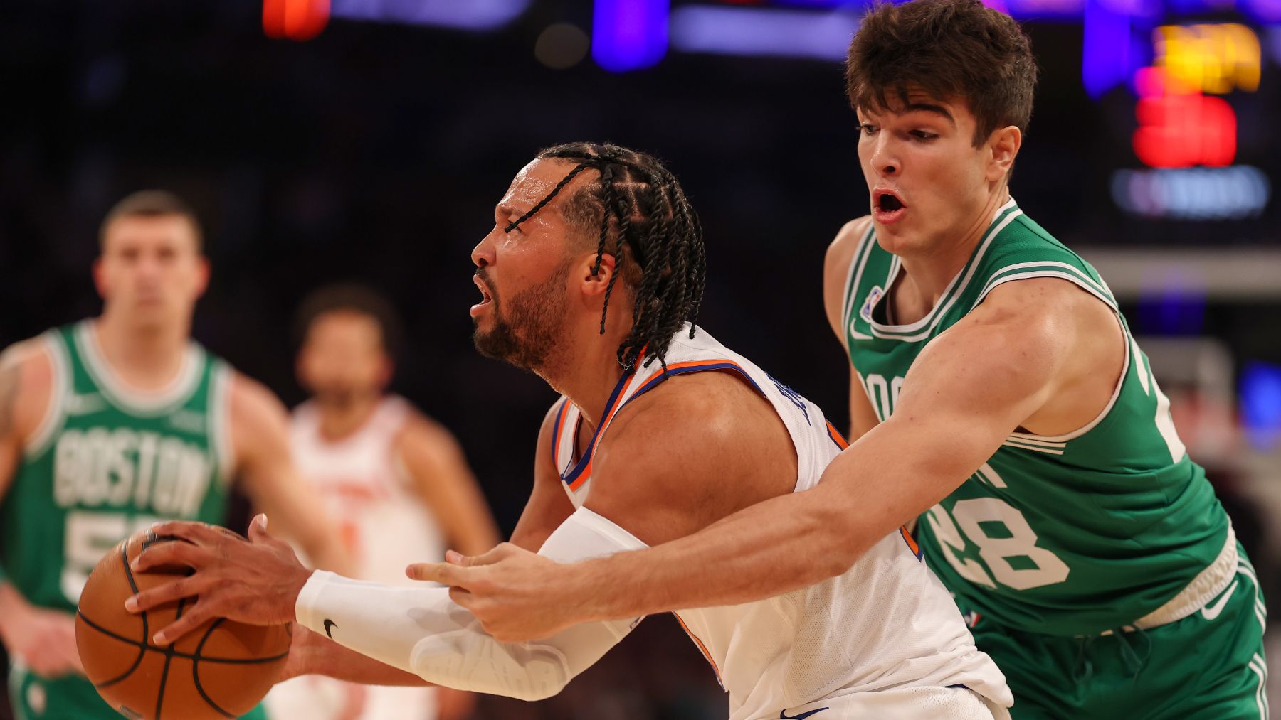Hugo González intenta robarle un balón a Jalen Brunson durante su debut en la NBA con los Celtics. (Getty)