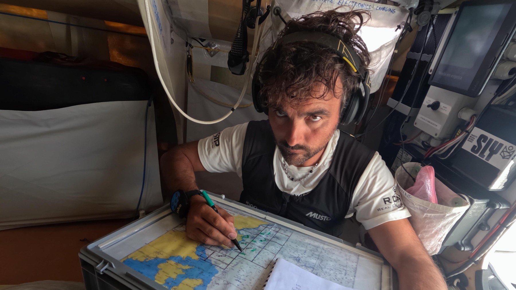 Hugo Ramón consulta unas cartas náuticas en la cabina del Cristalmina-Majorica.