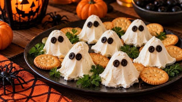 cómo hacer Fantasmas de queso crema y aceitunas