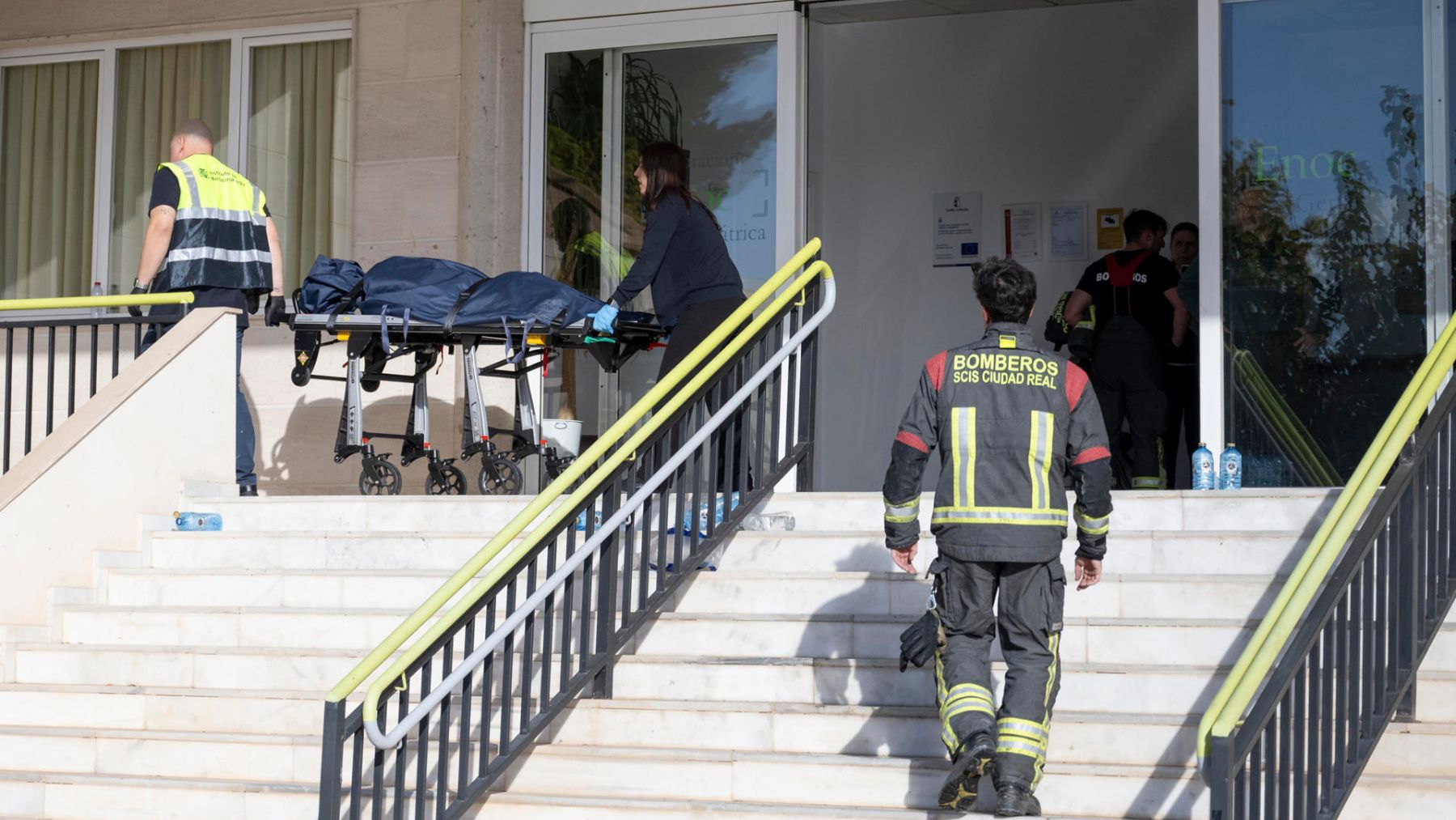 Traslado del fallecido en la residencia de mayores de Carrión de Calatrava. (Efe)