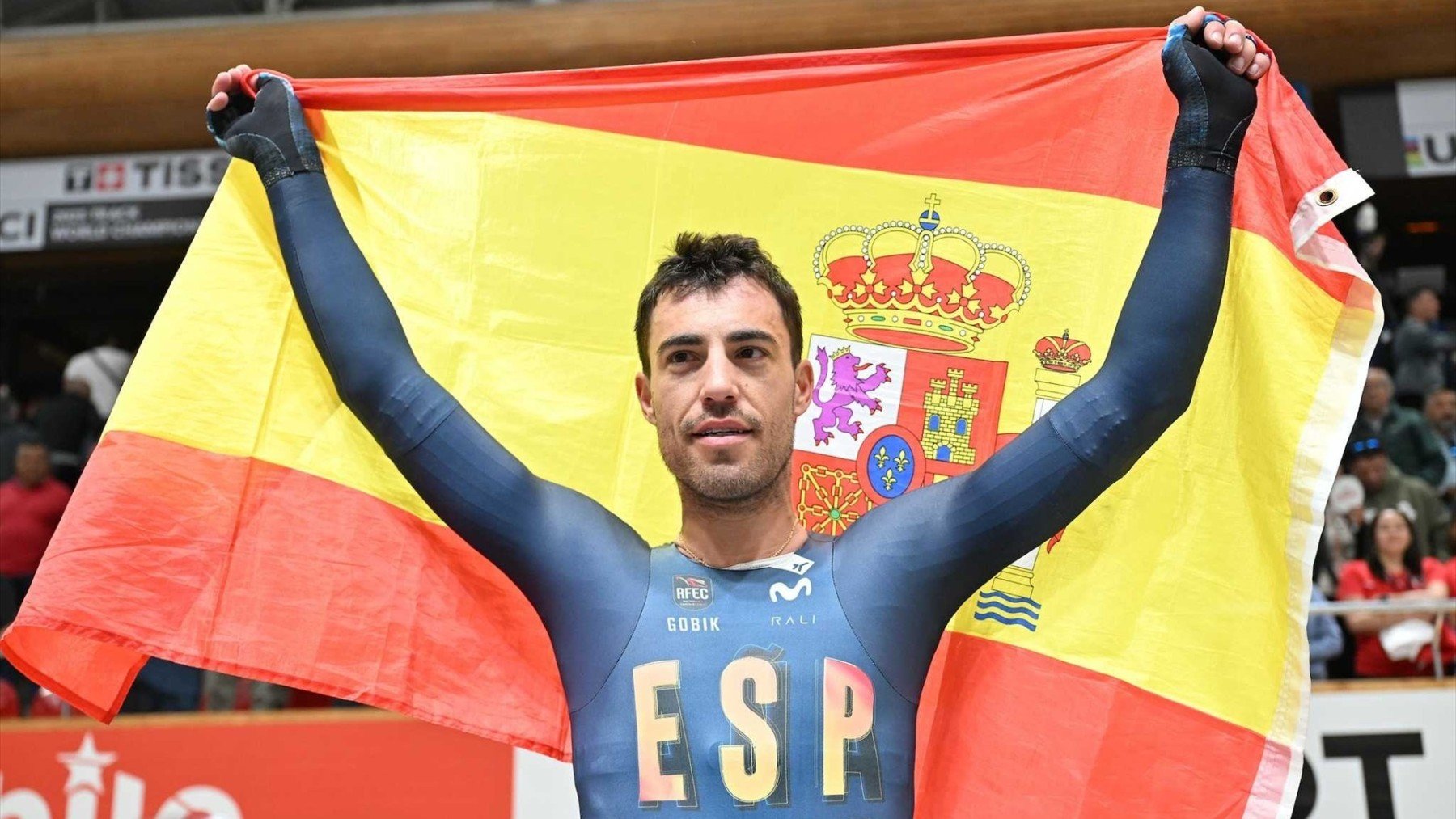 El ciclista español Albert Torres levanta la bandera de España tras proclamarse campeón del mundo de omnium. (EP)