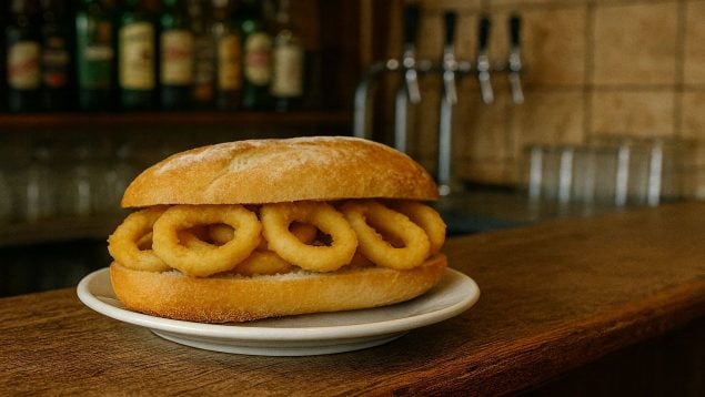 El mejor bocata de calamares de Madrid, dónde comer el mejor bocadillo de calamares en Madrid, bocata de calamares madrileño, bar el Brillante en Atocha, mejores bares de Madrid.