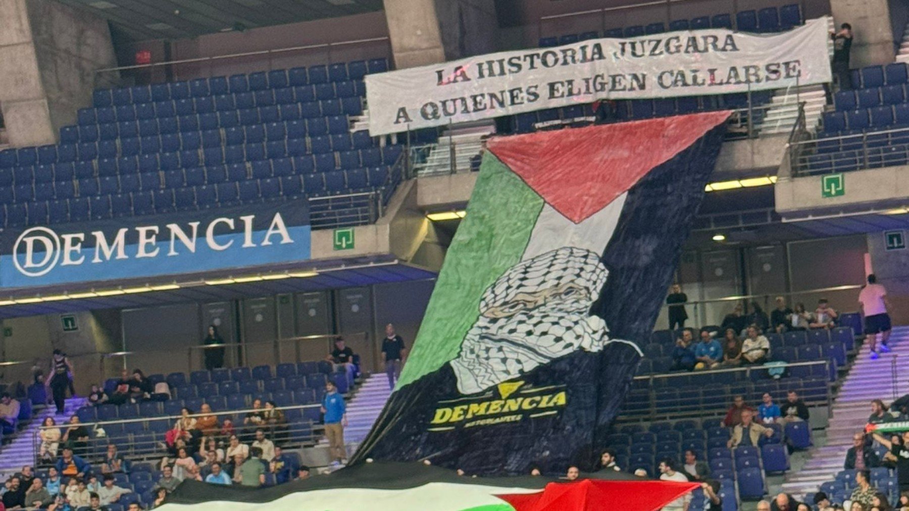 Mosaico con la bandera de Palestina durante el partido del Estudiantes.