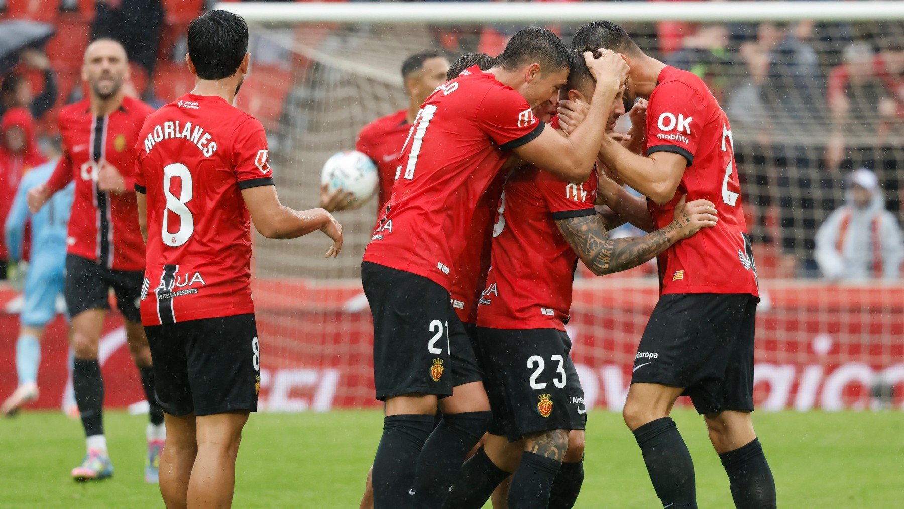 Los jugadores celebran el empate.