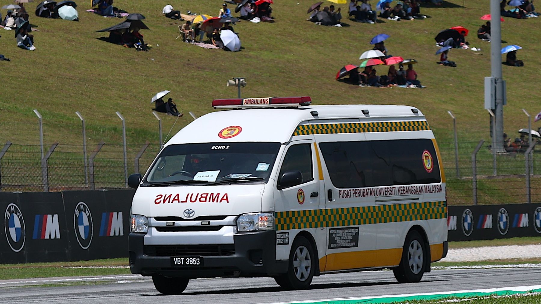 Los dos pilotos fueron trasladados en ambulancia a la clínica del circuito de Sepang. (EFE)