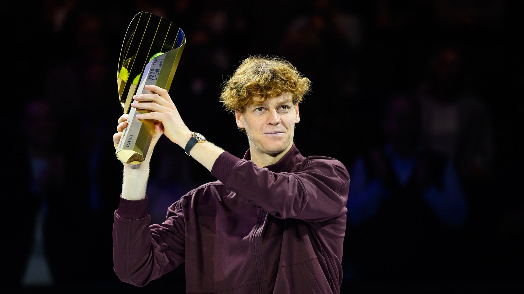 Sinner posa con el trofeo del ATP 500 de Viena. (Getty)
