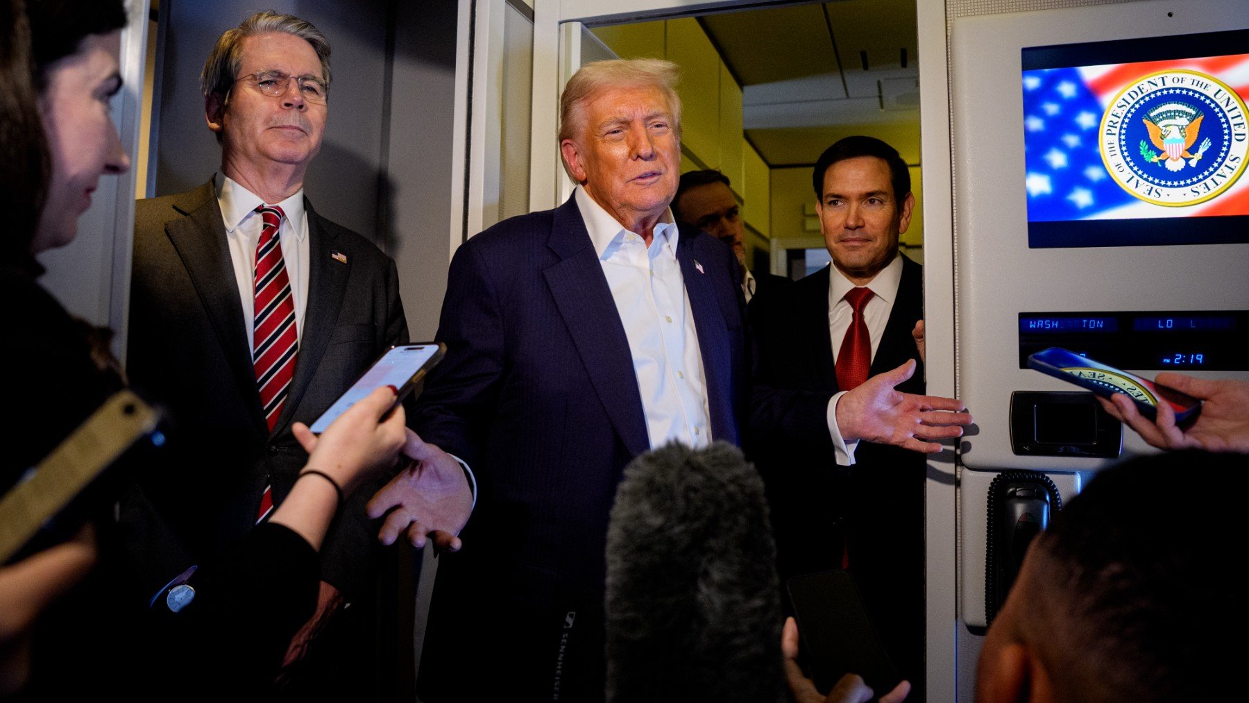 Donald Trump con el secretario del Tesoro y el jefe de la diplomacia en el Air Force One. (Foto: Getty Images)
