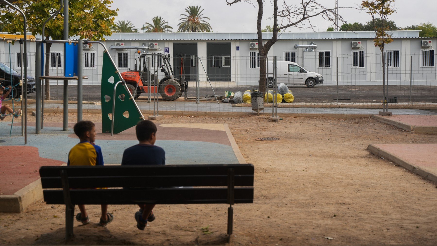 Dos niños en los alrededores de barracones utilizados como escuela.