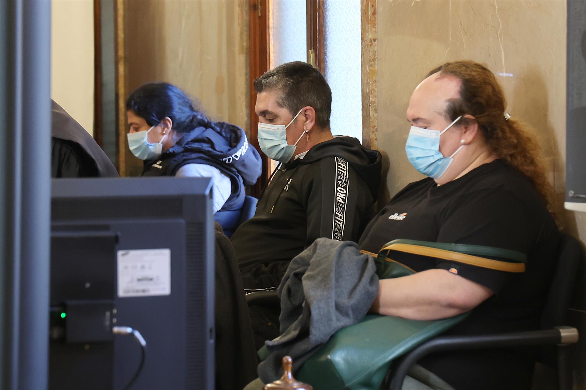 Los acusados de asesinato de un bebé al arrojarlo a un contenedor. FOTO: Isaac Buj-Europa Press