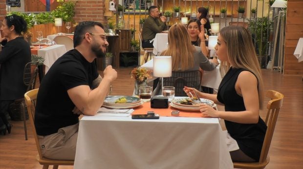 Borja y María en First Dates. (Mediaset)
