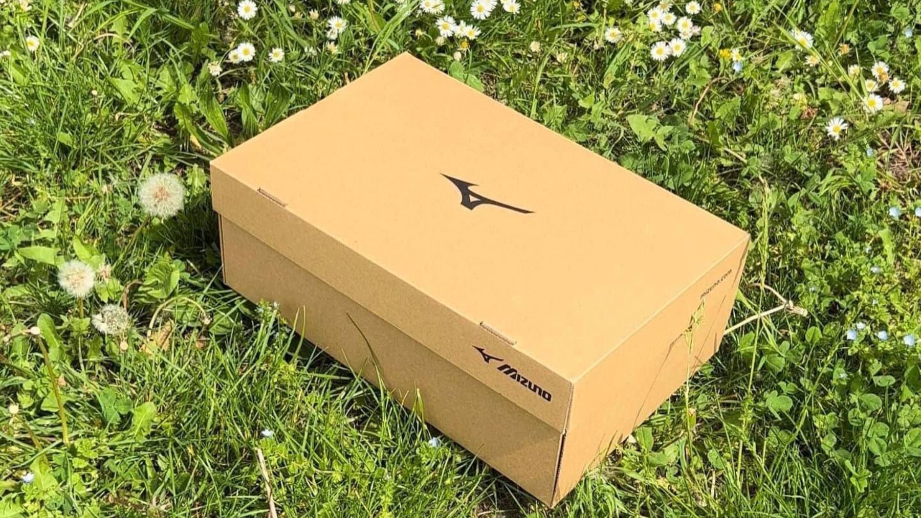 Una caja de zapatillas Mizuno