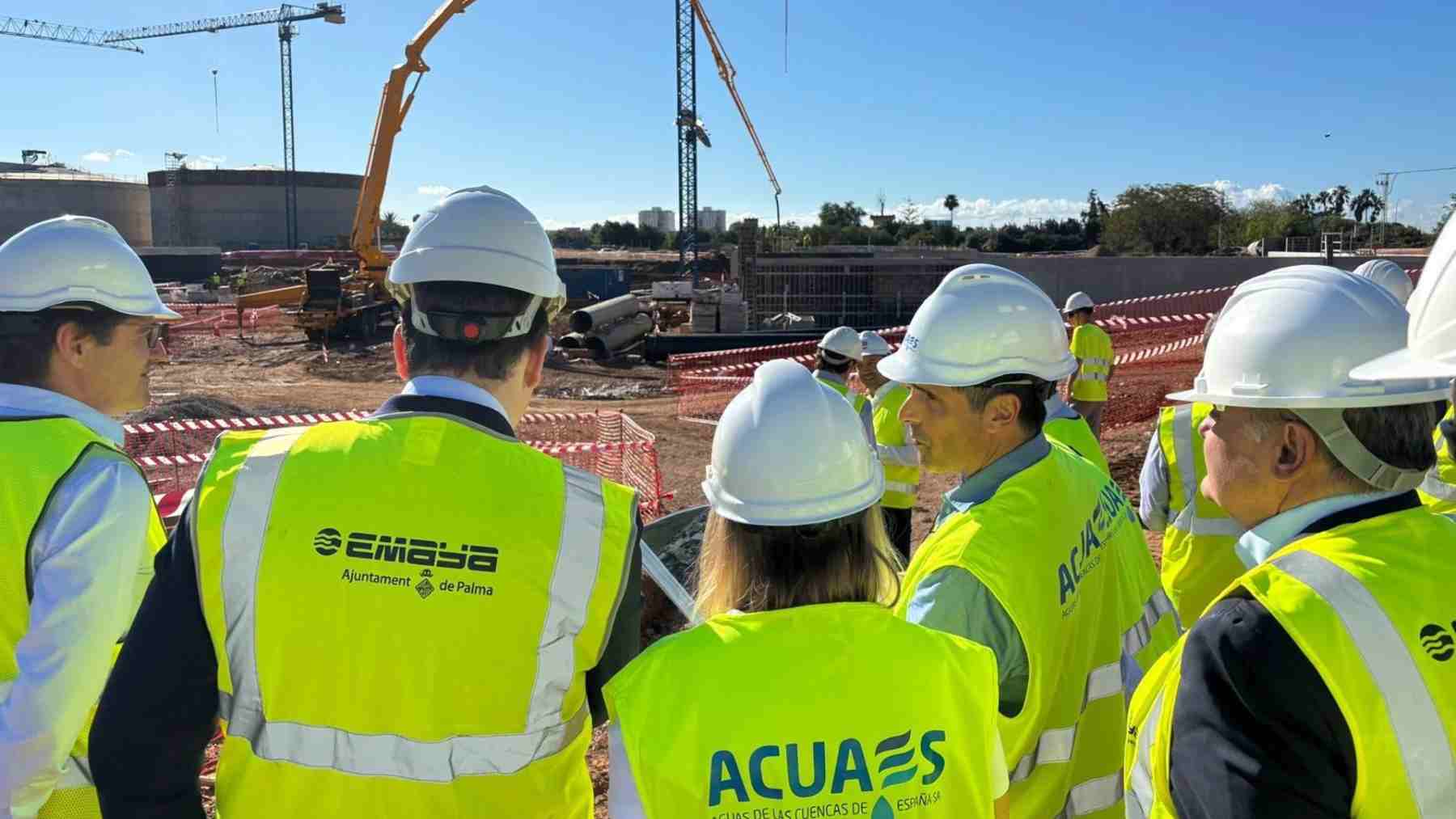 Visita de obras de políticos y técnicos a la nueva depuradora de Palma.