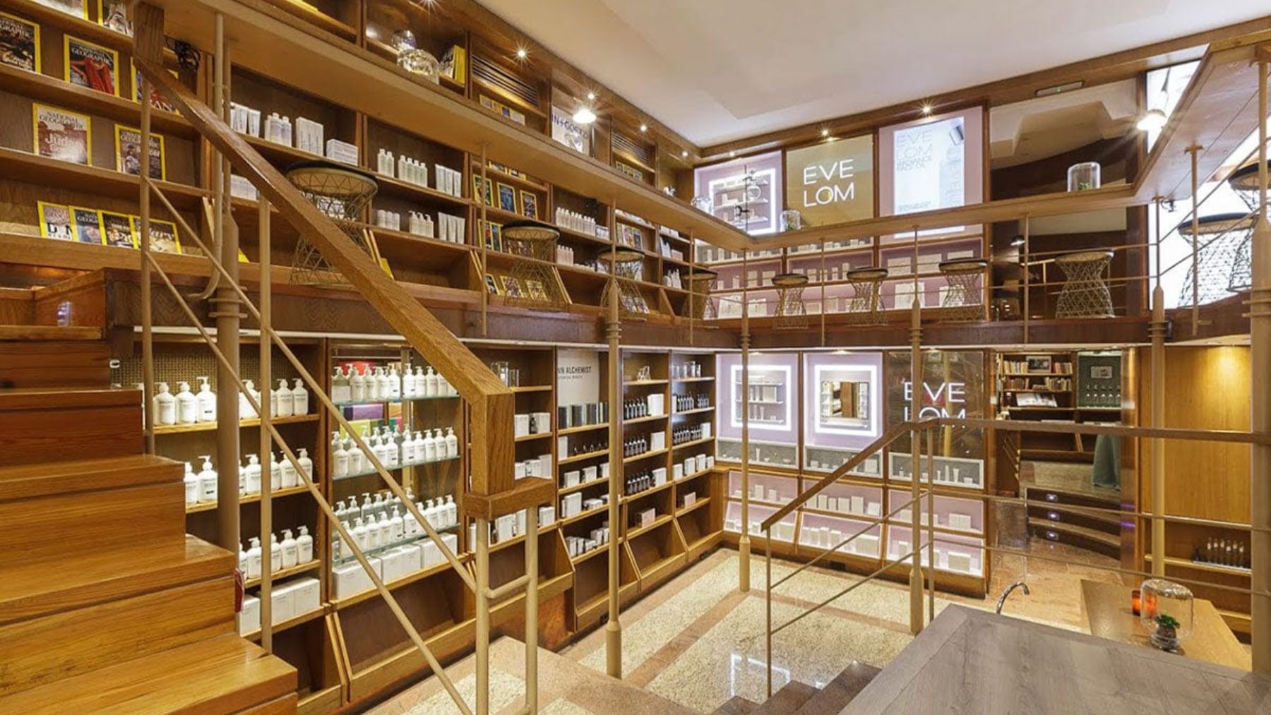 Interior de la tienda Abanuc en Las Salesas.