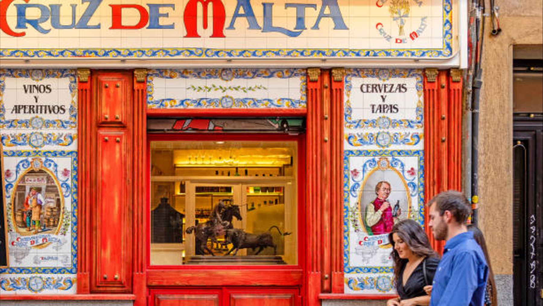 Fachada roja de la cervecería Cruz de Malta.