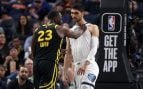 Draymond Green agarra a Santi Aldama durante un partido de la temporada 2023/24.