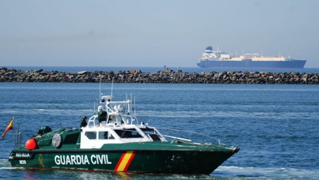 Embarcación de la Guardia Civil en la costa de Huelva.