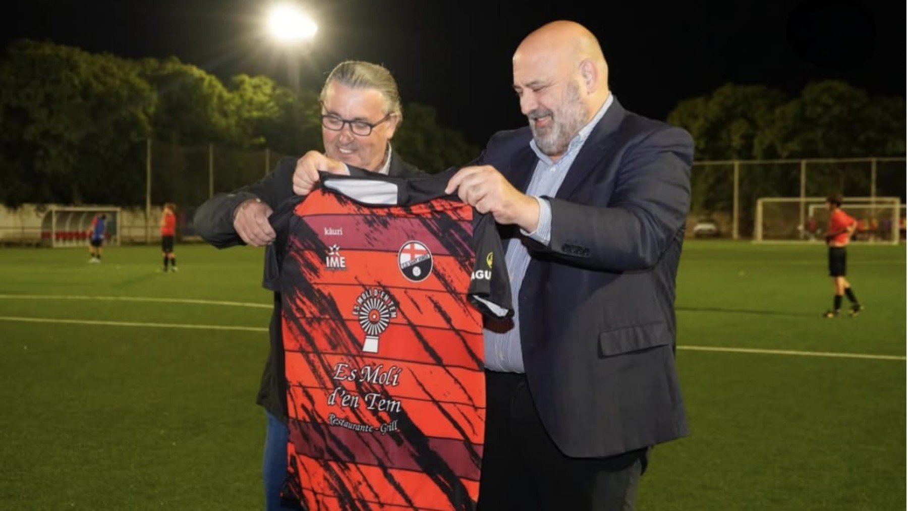 Jaime Martínez recibe del presidente del Sant Jordi una camiseta con su nombre.
