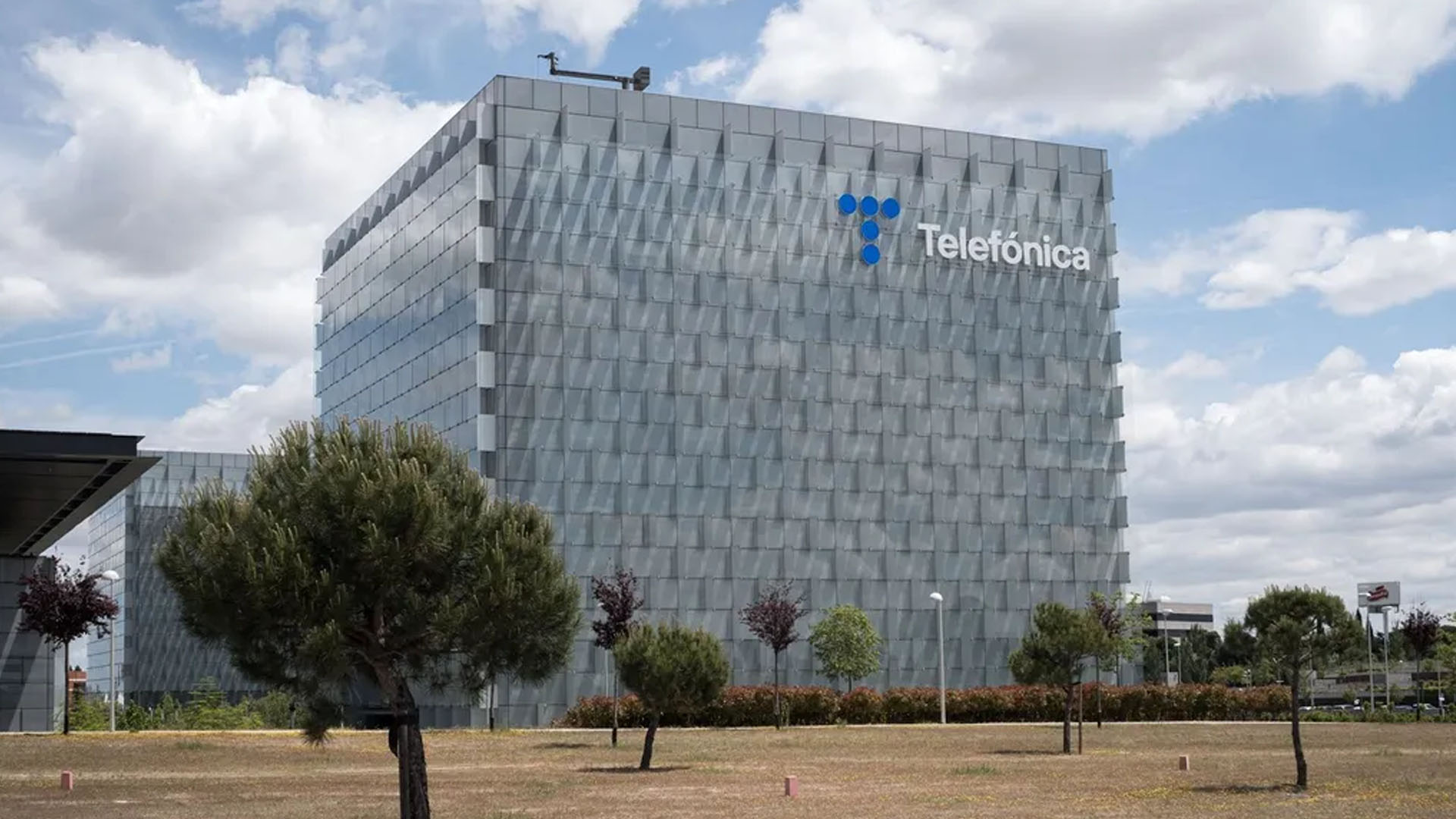 Telefónica prevé crecer hasta un 3,5% anual en ingresos hasta 2030 y recorta el dividendo un 50% en 2026