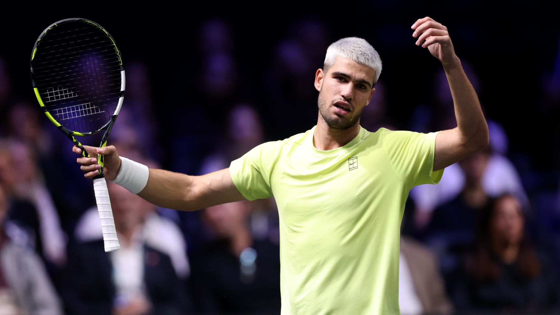 Carlos Alcaraz, desesperado, durante el partido ante Norrie en el Masters 1.000 de París. (Getty)