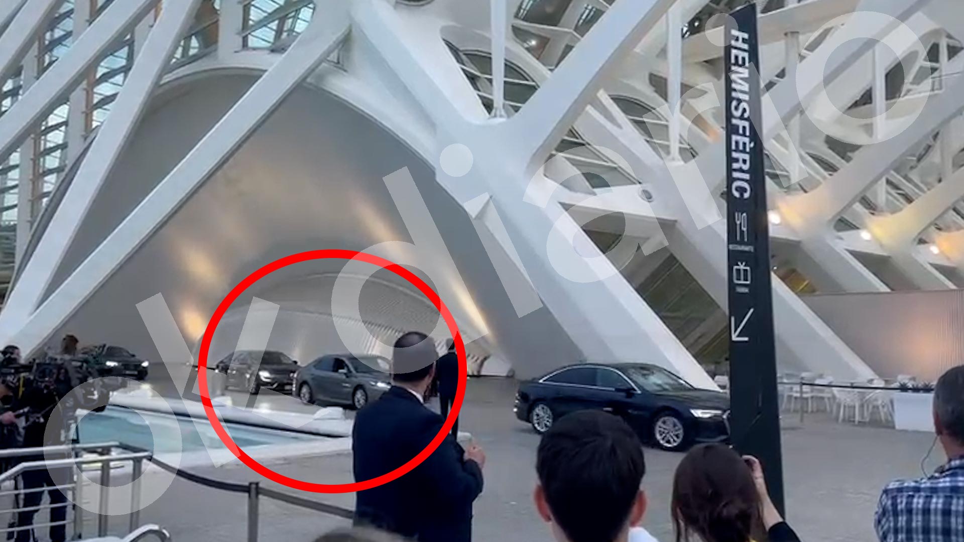 El convoy de Pedro Sánchez a su llegada al funeral.