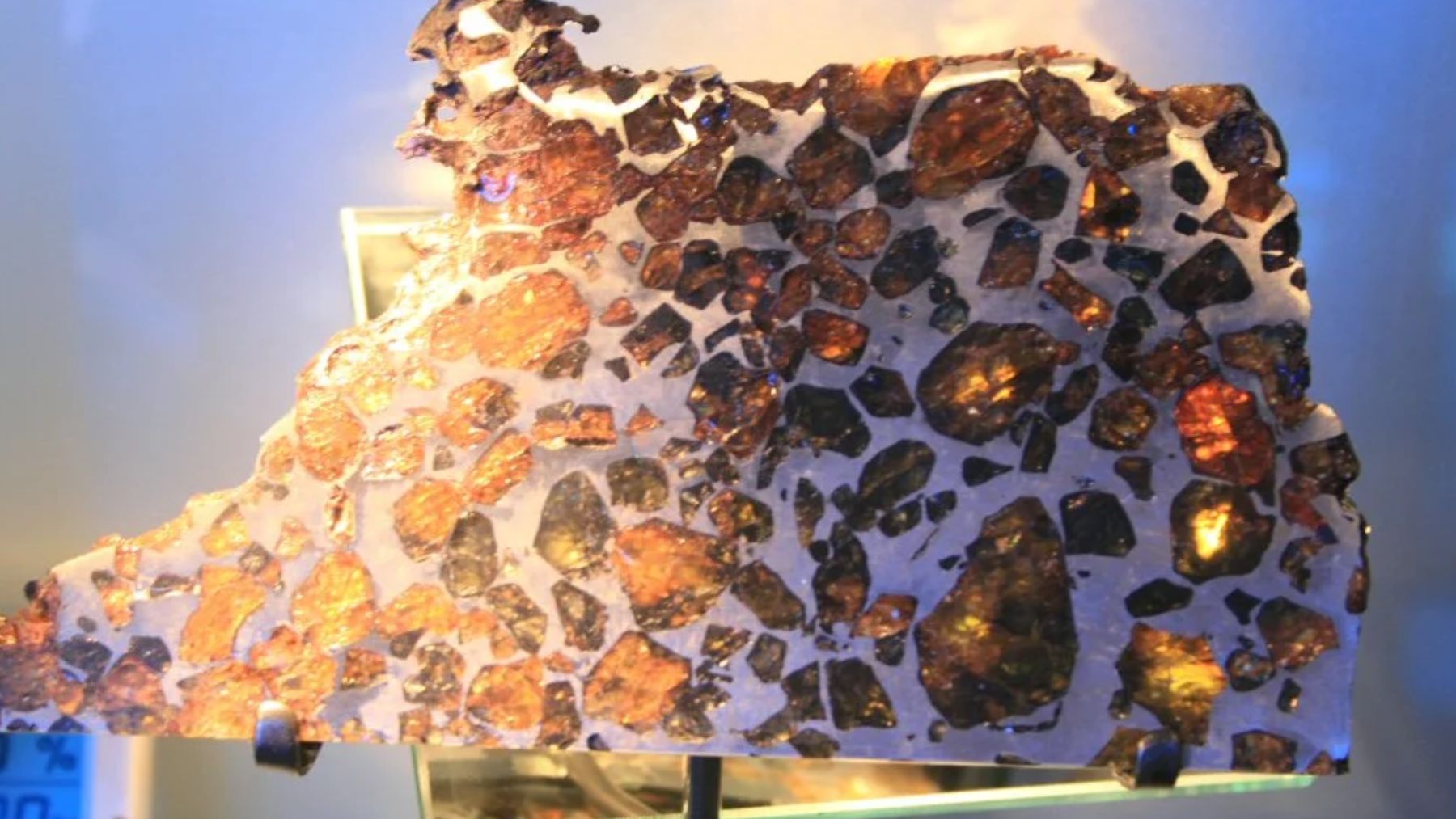 Cristales creciendo dentro de un meteorito. Foto: CC BY-SA 3.0 / Wikimedia Commons