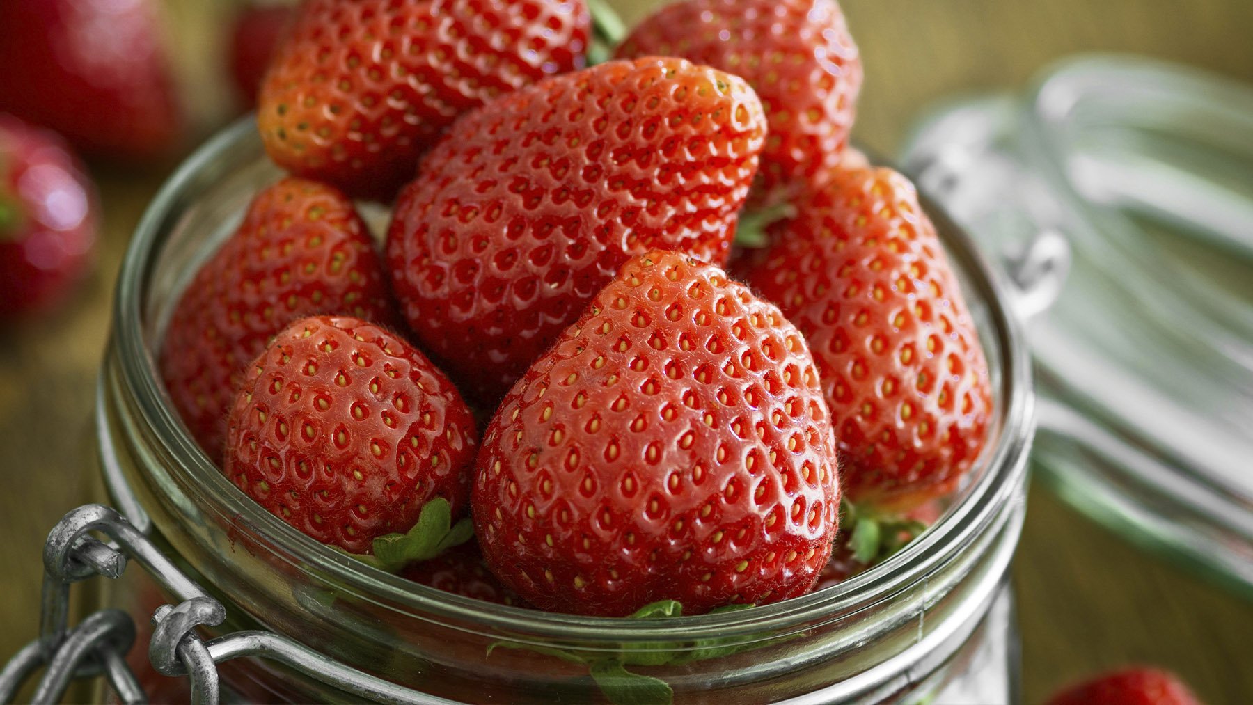 Olvida el vinagre: este truco es mucho más efectivo para lavar las fresas y eliminar los residuos de pesticidas