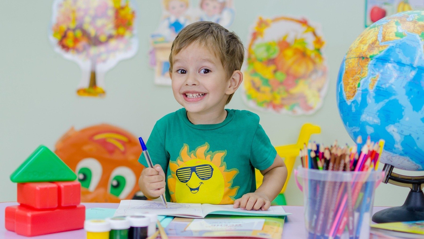 Niño en el colegio.