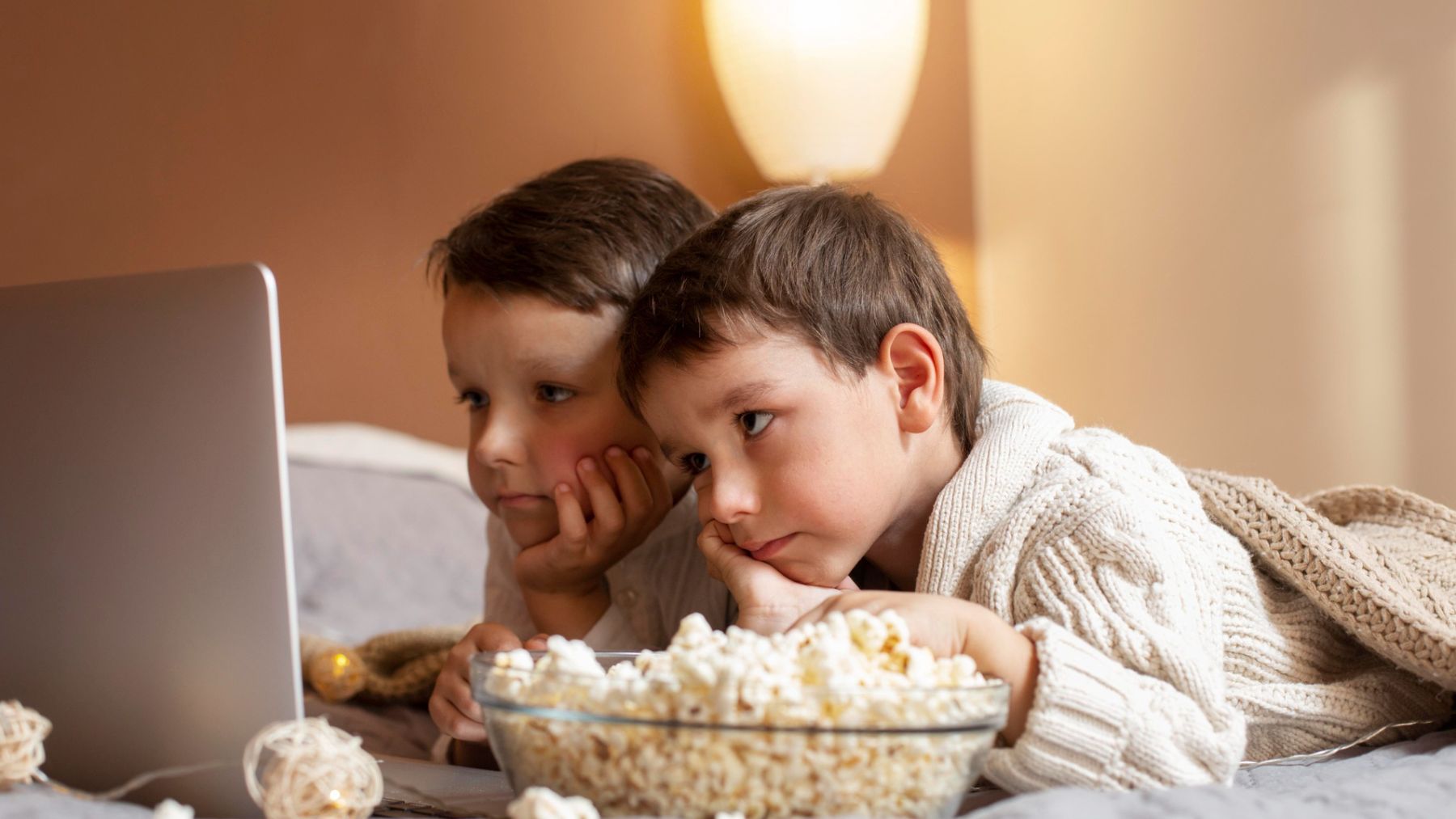 Niños viendo una película. Foto: Freepik